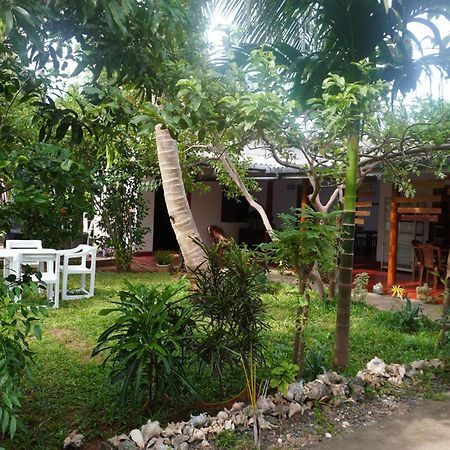 Vibushan Guest House Nilaveli Bagian luar foto