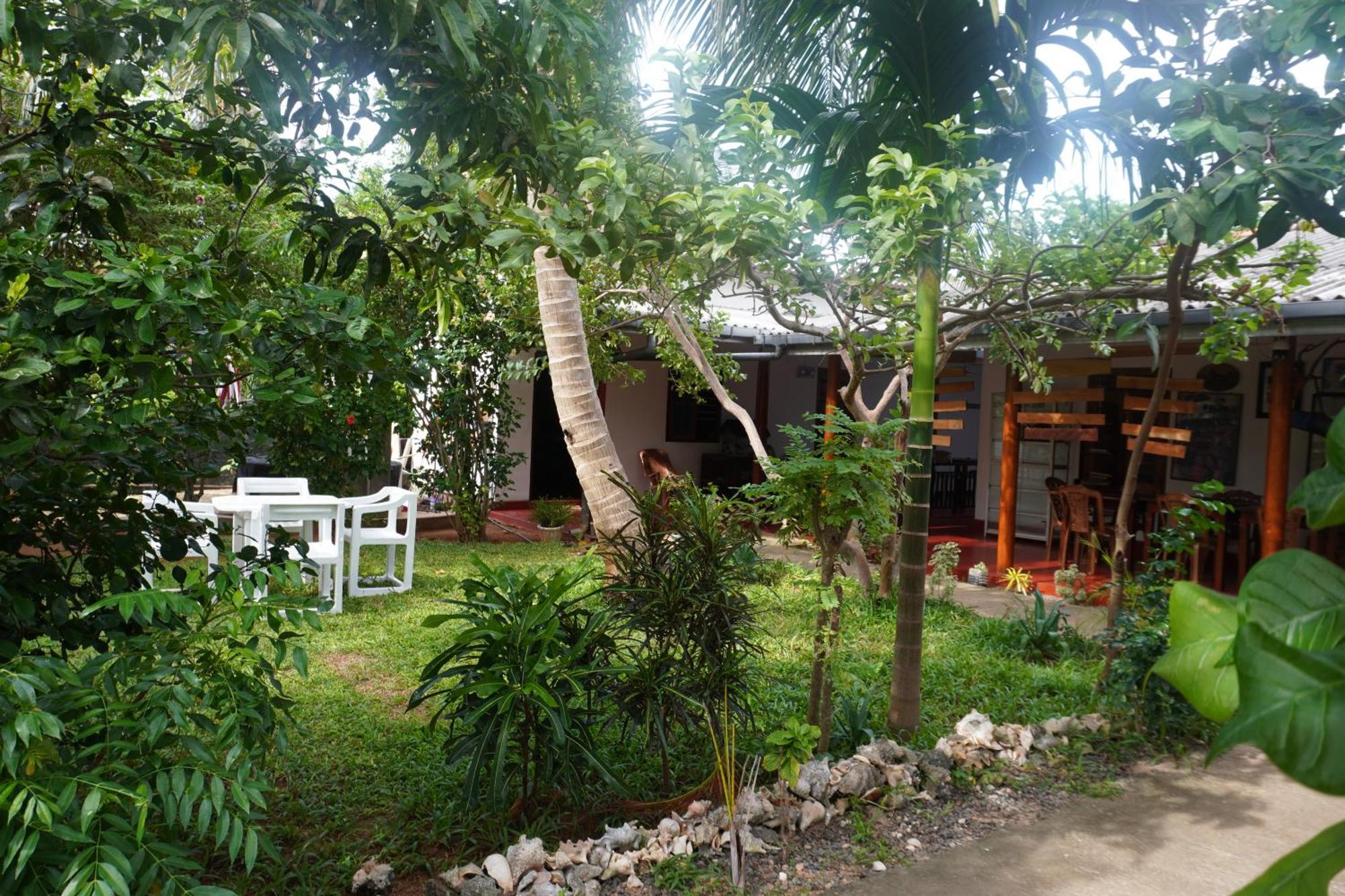 Vibushan Guest House Nilaveli Bagian luar foto