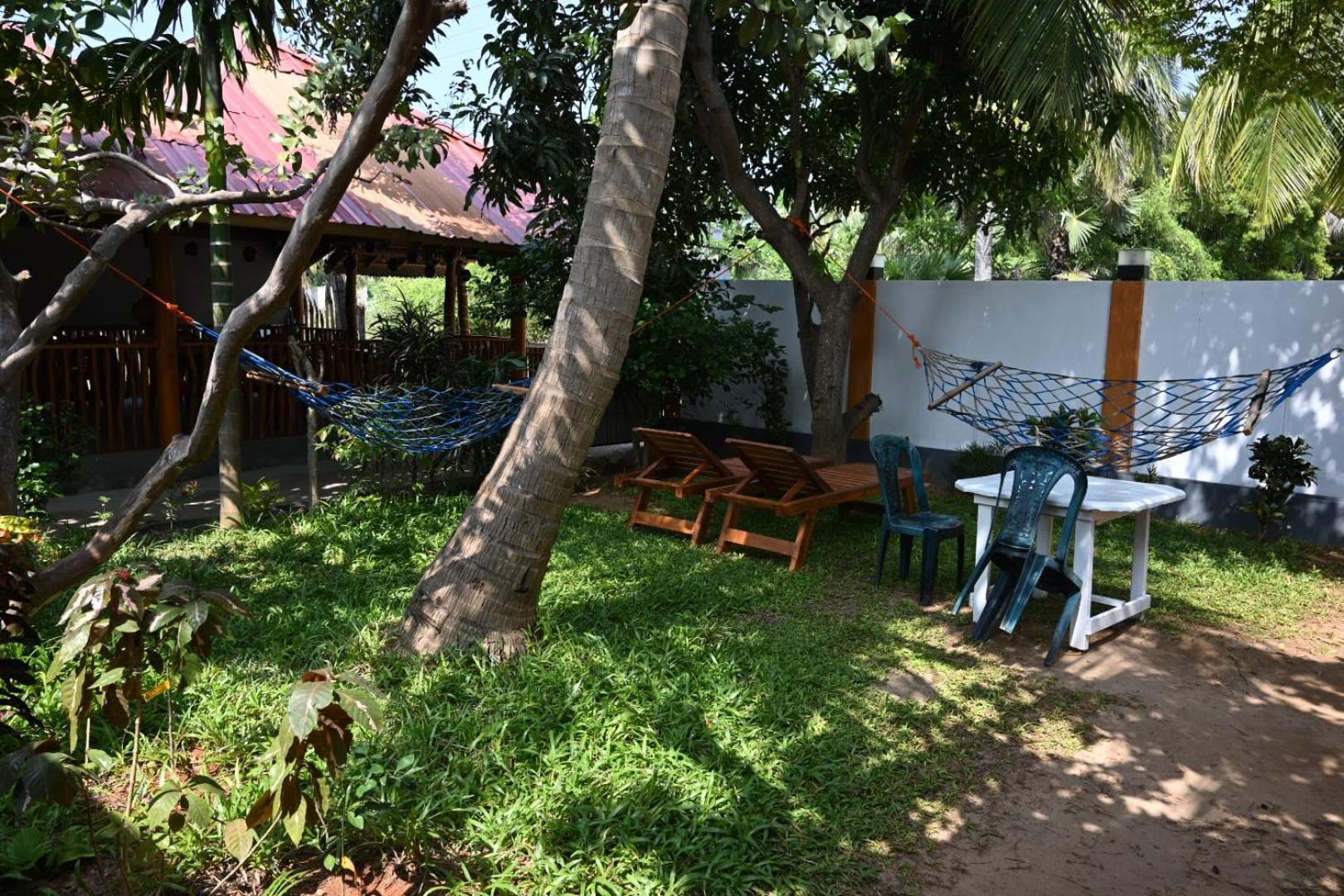 Vibushan Guest House Nilaveli Bagian luar foto